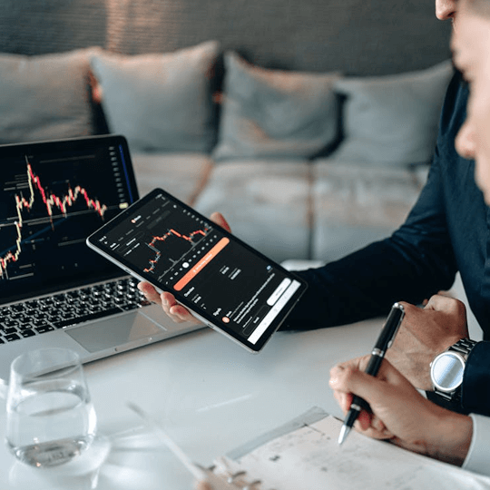 QuantgenX AI - Team di esperti di criptovalute